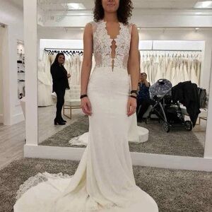 Chic Ivory Lace Bridal Gown